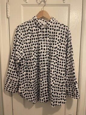 Chico's Black and White Printed Women’s Buttoned down shirt. NWOT. (Item 29)